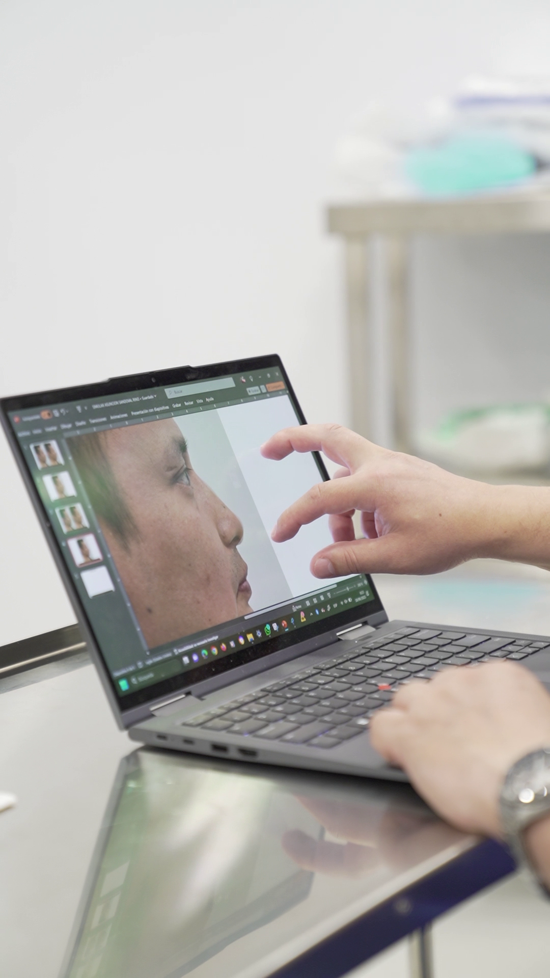 Consulta en la presentación de fotografía y vídeo para cirugía estética