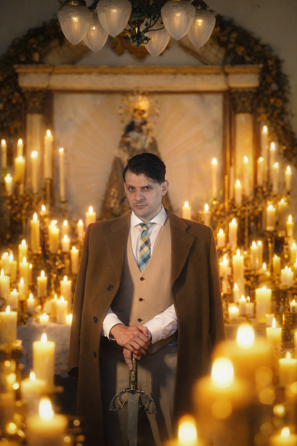 Retrato con espada entre velas en las fiestas de Moros y Cristianos de Villajoyosa
