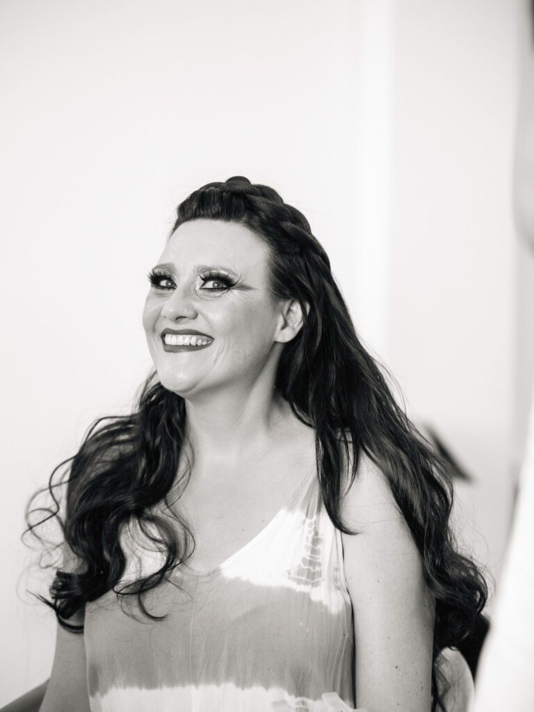 Retrato en blanco y negro de una festera sonriente.