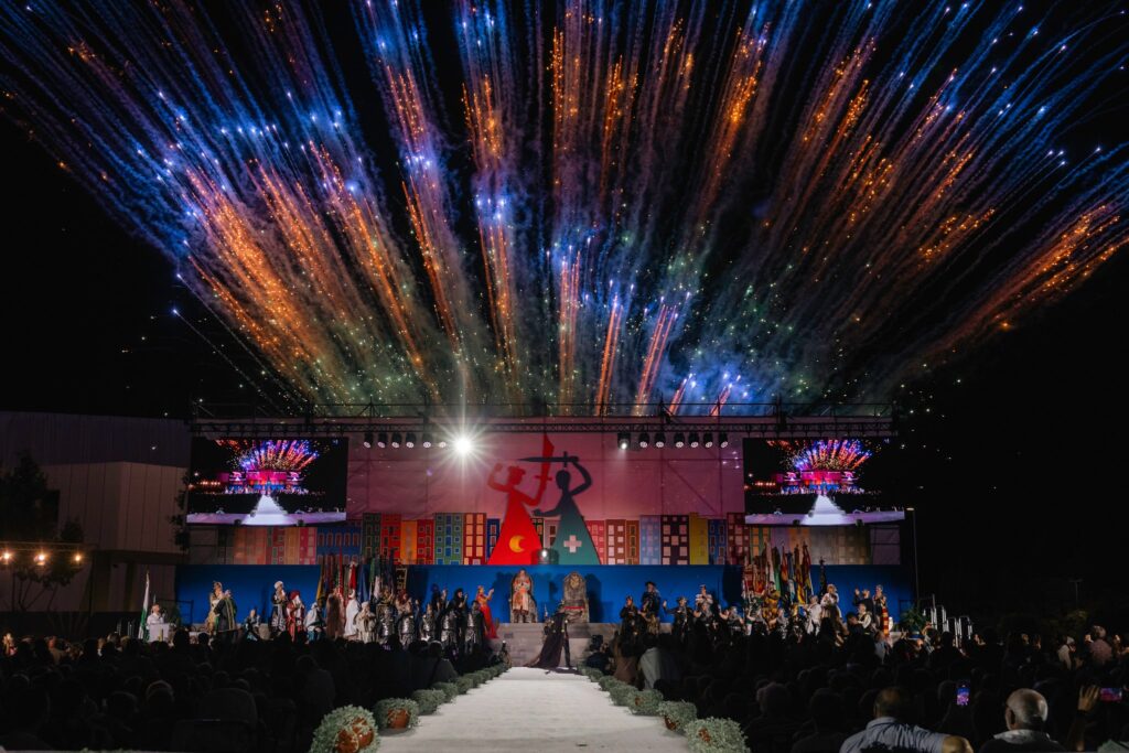 Fuegos artificiales sobre el escenario de las fiestas de Moros y Cristianos de Villajoyosa.