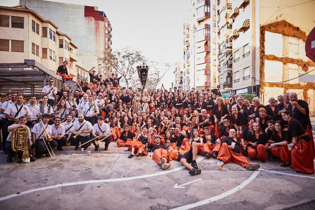 Retrato de grupo de Moros del Riff y músicos durante las fiestas de Villajoyosa.