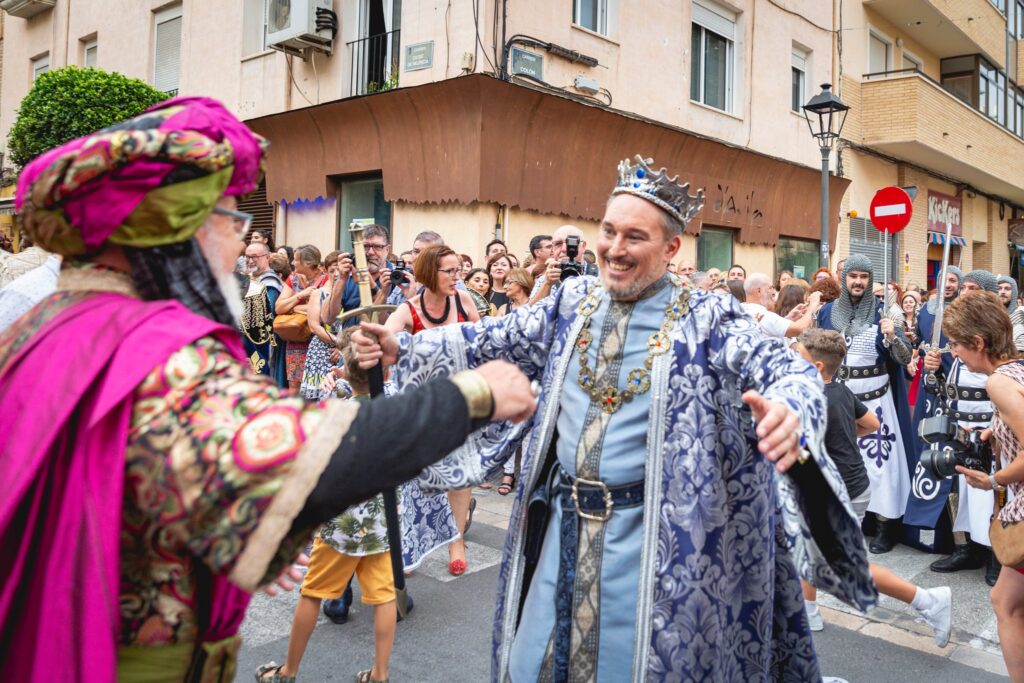 Encuentro entre reyes moro y cristiano entre el público de Villajoyosa.