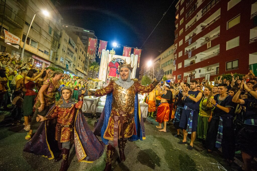 Rey cristiano y niño con armaduras doradas durante el desfile nocturno de Villajoyosa.