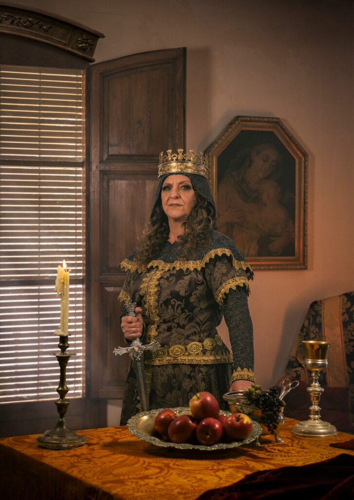 María, Reina Cristiana 2024, con corona y espada en su retrato oficial para el libro de fiestas de Villajoyosa.