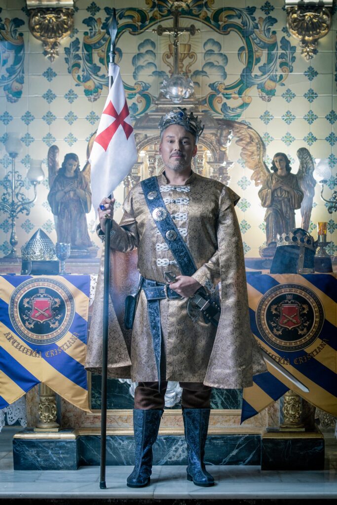 David, Rey Cristiano de Artillería, con bandera en su retrato oficial para el libro de fiestas de Villajoyosa.