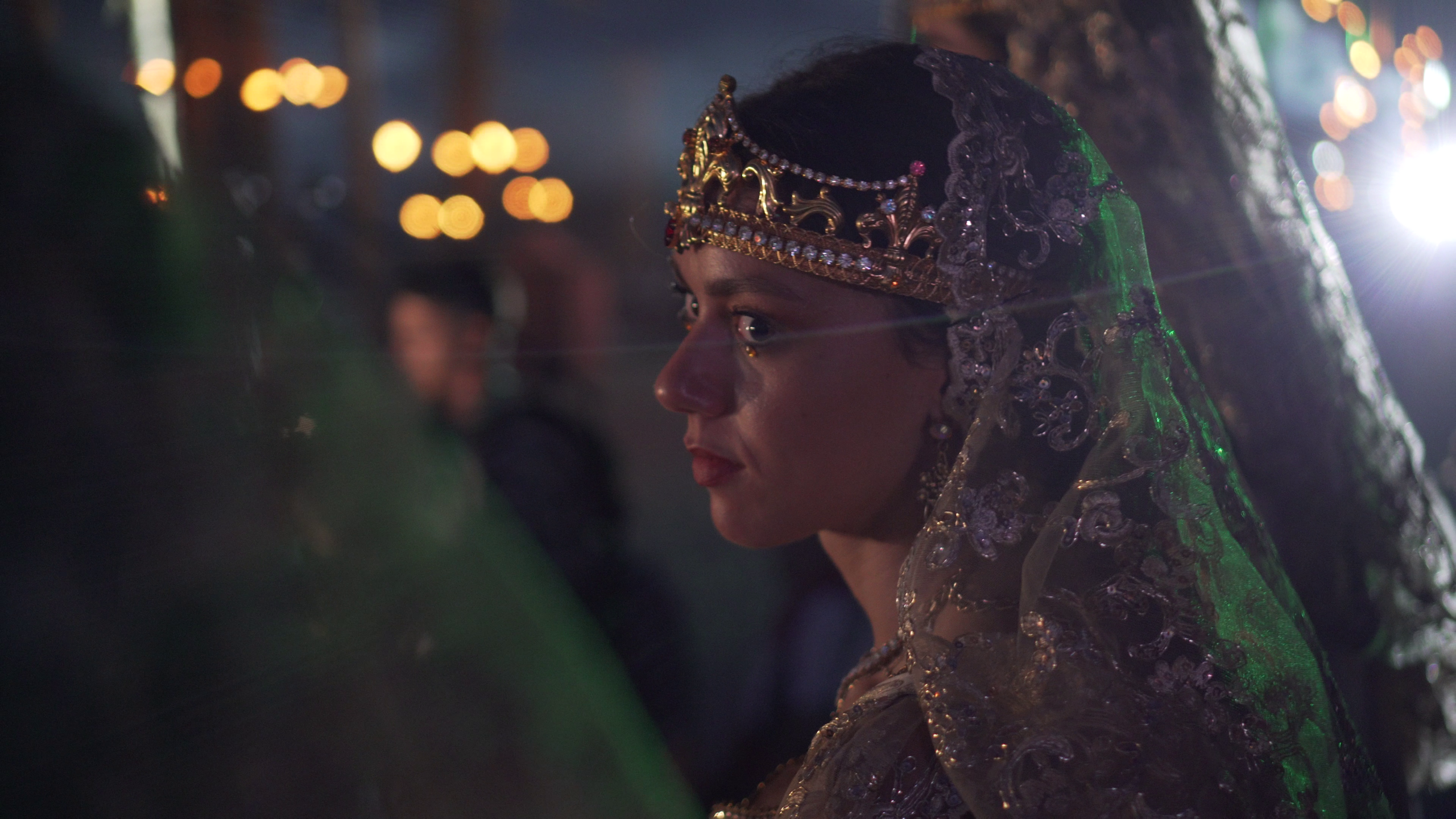Retrato nocturno de una joven con corona durante las fiestas de Moros y Cristianos de Villajoyosa