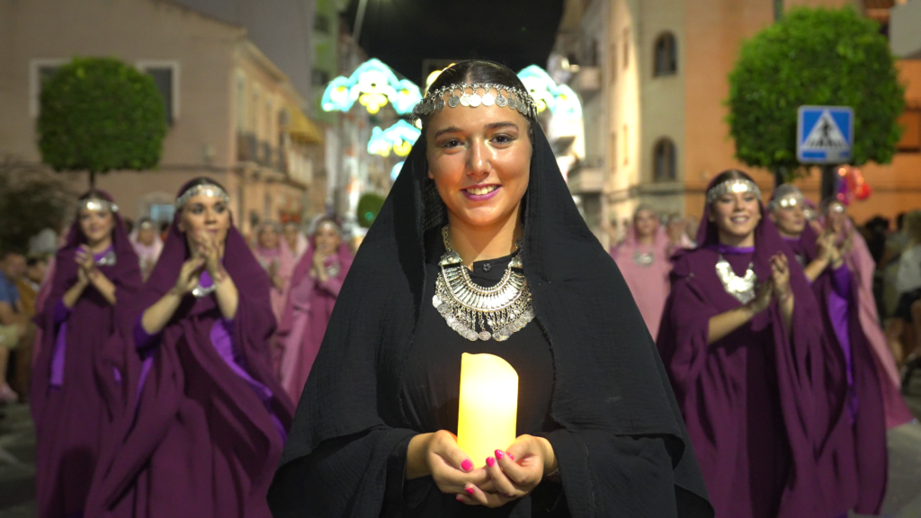 Una participante con una vela en la procesión de las fiestas de Moros y Cristianos de Villajoyosa